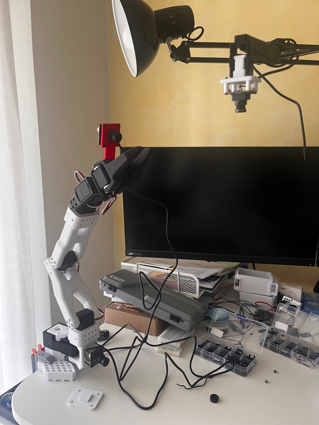Der nachgebaute SO-101 auf dem Schreibtisch, mit einer Kamera am Greifer.